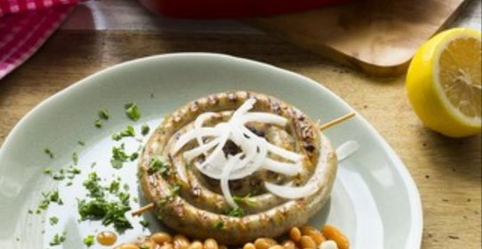 Колбаски, обжаренные на гриле, с гарниром из фасоли в томатном соусе