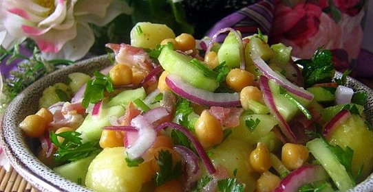 Картофельный салат с нутом и беконом