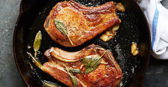 Свиные ребрышки в чесночно-сливочной подливе