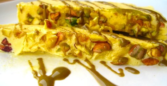 Семифреддо с манго и солеными фисташками