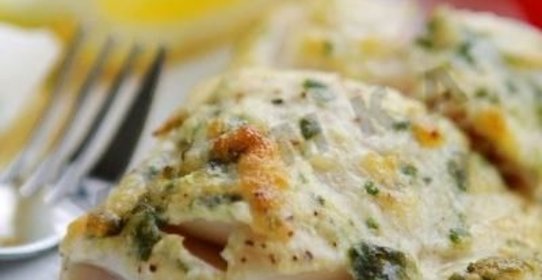 Треска запеченная под чесноком и травами