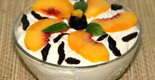 Творожный мусс с персиком и черносливом