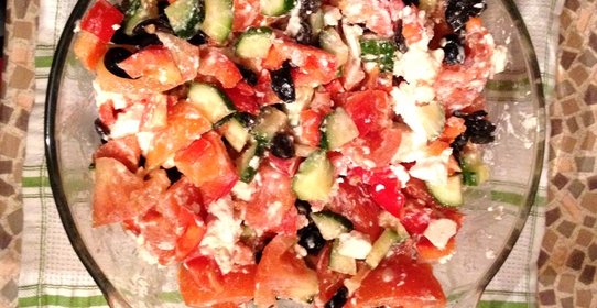 Овощной салат с сыром сиртаки и маслинами