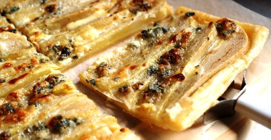 Открытый пирог с грушами и горгонзолой