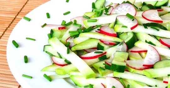 Летний салат с кольраби