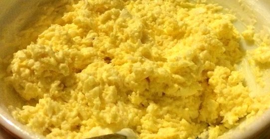 Сырный салат с яйцом и чесноком