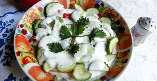 Овощной салат с яблоком и кефиром