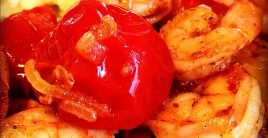 Тигровые креветки с помидорами черри и обжаренным луком (палео)