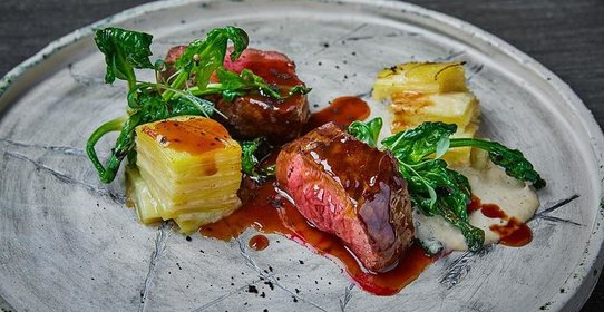 Филе говядины с гратеном из корнеплодов и муссом из фундука