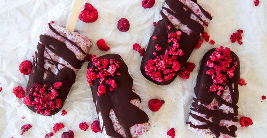 Малиновое мороженое в шоколадной глазури