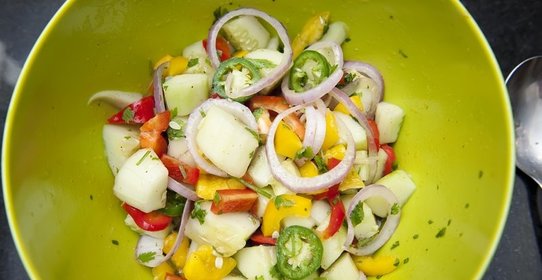 Салат из огурцов и перцев