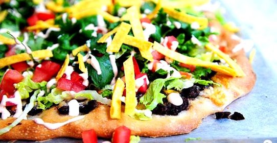 Пицца с кукурузными лепешками, фасолью и сыром