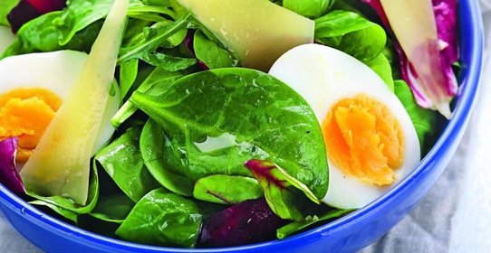 Зеленый салат с яйцами и сыром