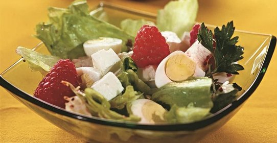 Салат с перепелиным яйцом и малиной