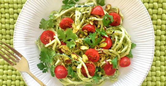 Салат из цукини с заправкой из йогурта и авокадо