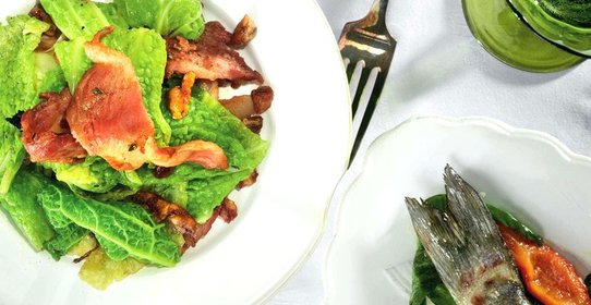 Тушеная савойская капуста, каштаны и панчетта