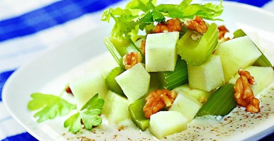 Салат из яблок с сельдереем и орехами