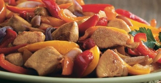 Соте из куриной грудки с персиком и сладким перцем