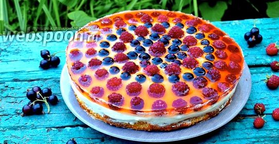 Бисквитный торт с ягодами в желе и сливочным кремом
