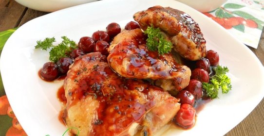 Куриные бедра под вишневым соусом