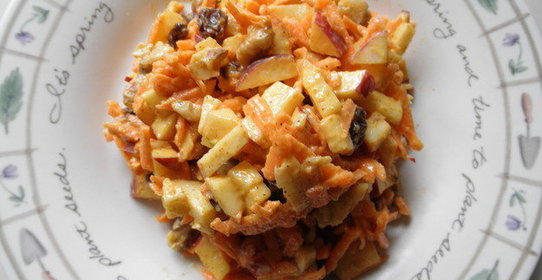 Салат с яблоком, морковью и беконом