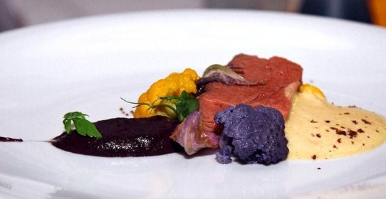 Филе говядины с пюре из фиолетовой цветной капусты с соусом из лисичек