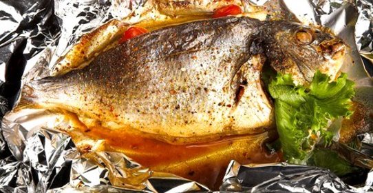 Карп, запеченый с орехами, зернами граната и пряностями