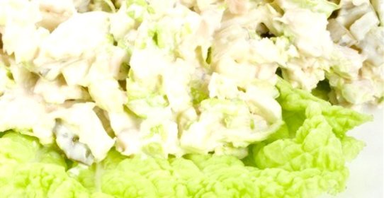 Куриный салат с соусом шхыущипс