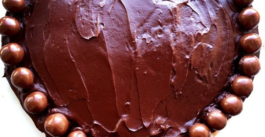 Шоколадный торт с глазурью и конфетами