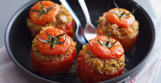 Томаты, фаршированные курицей и киноа