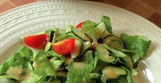 Свежий салат с острой заправкой