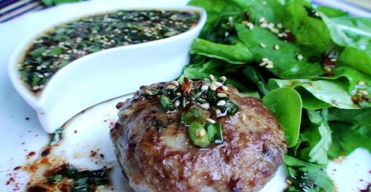 Котлетки в азиатском стиле с салатом из рукколы