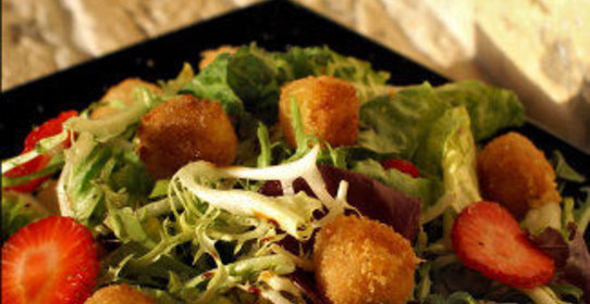 Салат с жареным сыром и клубникой