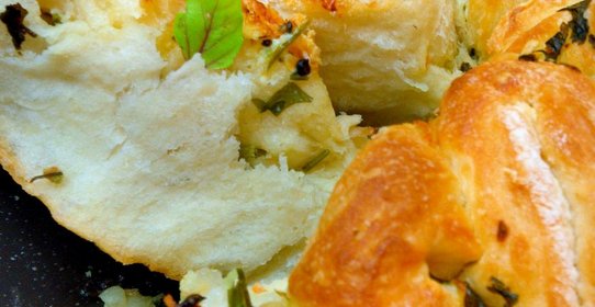 Пикантный хлеб с чесноком, луком и зеленью