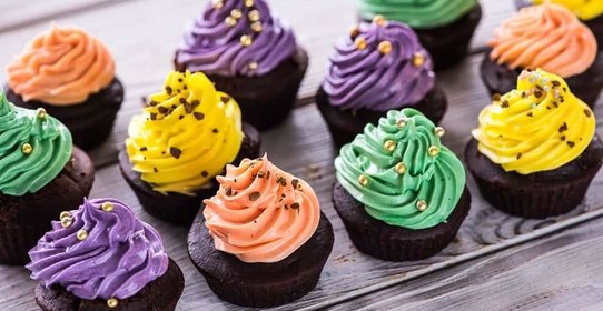 Кофейно-шоколадные капкейки с разноцветным кремом