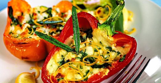 Запеченные перцы с сулугуни и пряными травами