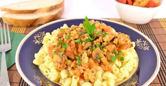 Паста с куриным фаршем и шампиньонами в томатном соусе