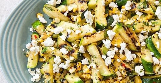 Салат с кукурузой, кабачками и фетой