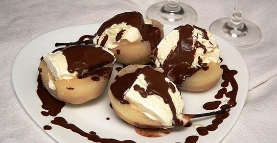 Десерт из груш с мороженым