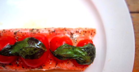 Семга с помидорами