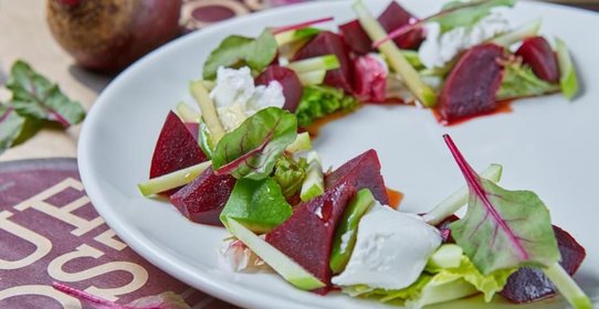Салат с печеной свеклой и козьим сыром