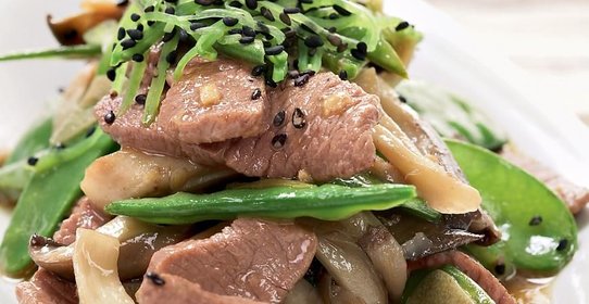 Ягнятина и имбирь с кунжутным маслом