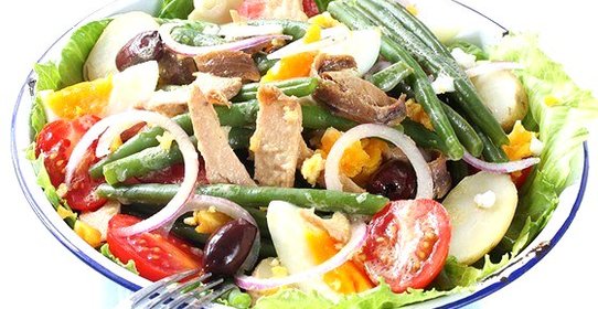 Салат нисуаз со свежим тунцом, каперсами и анчоусами