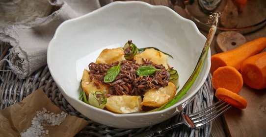 Строганов из говяжьего языка на печеном картофеле