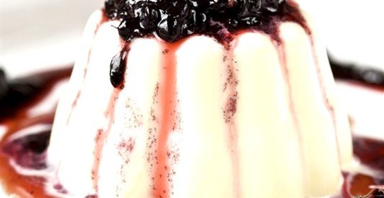 Французский десертный сыр с ежевичным соусом