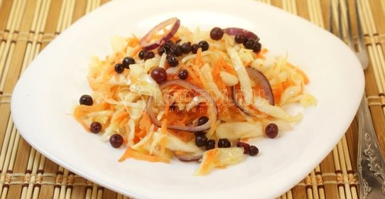 Салат из капусты с брусникой