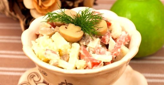 Салат с колбасой, картофелем и грибами