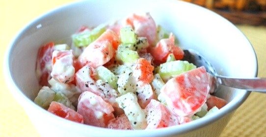 Легкий салат с помидорами и сельдереем