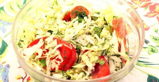Салат из капусты с помидорами