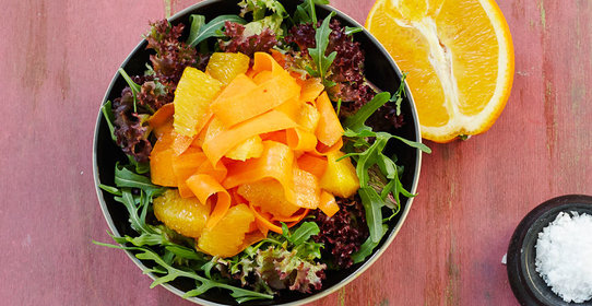 Зеленый салат с морковью и апельсинами